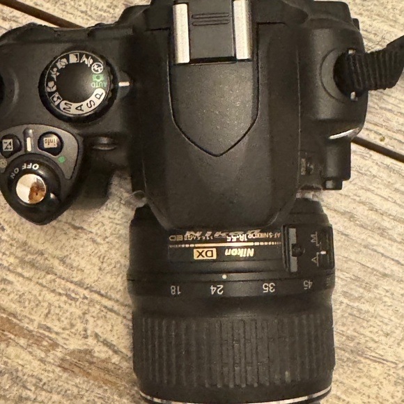 Nikon D40 DSLR Camera with Standard and Zoom Lenses - Picture 7 of 9